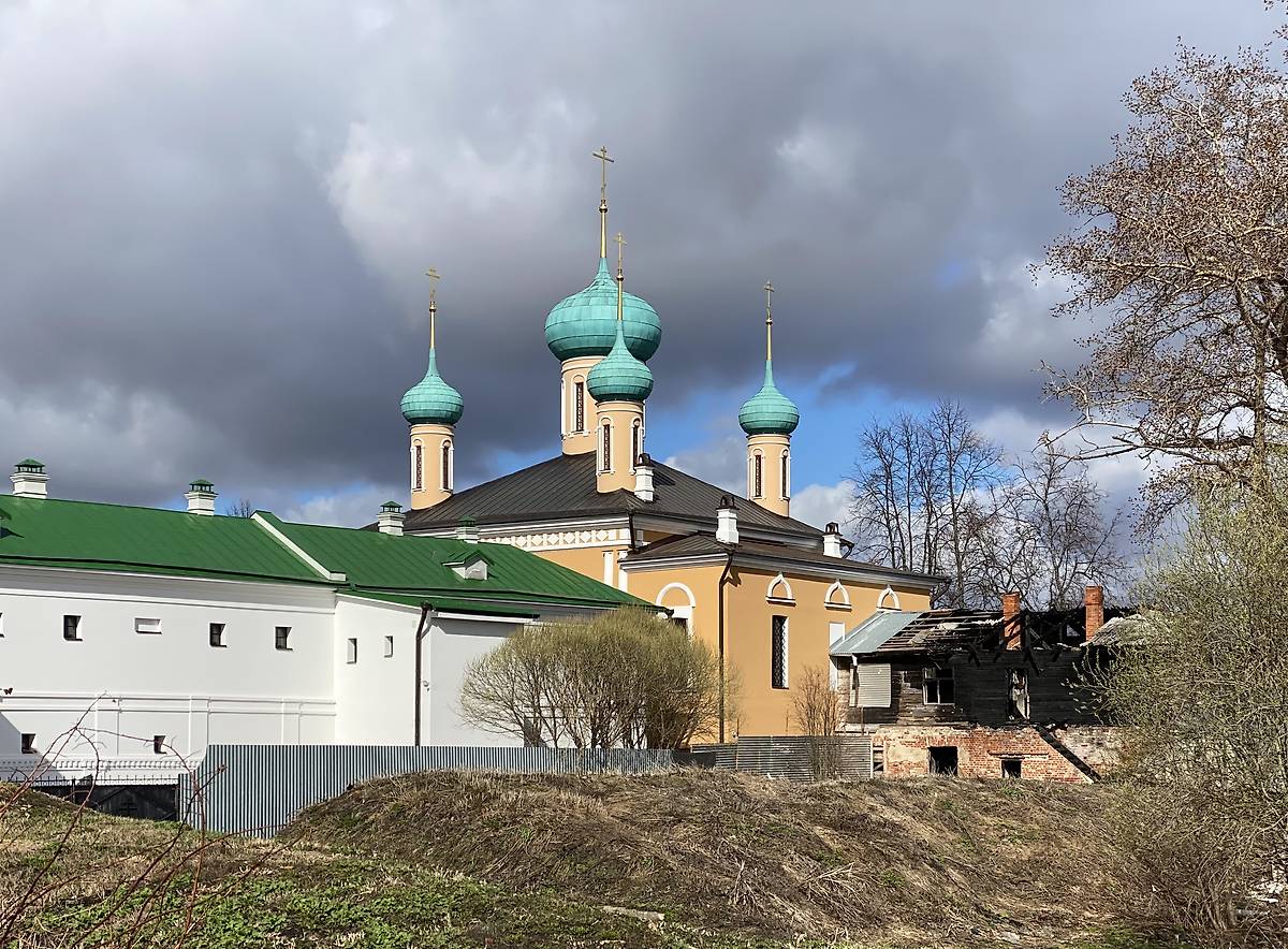 Вид с юго-востока, общий вид в ландшафте. Рождественский монастырь. Церковь Тихвинской иконы Божией Матери, Ростов Великий (Ростовский район, Ярославская область)