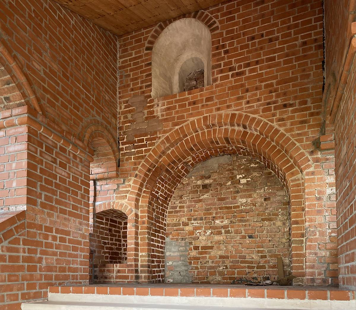 Заложенный западный портал, архитектурные детали. Авраамиев Богоявленский монастырь. Собор Богоявления Господня, Ростов Великий (Ростовский район, Ярославская область)