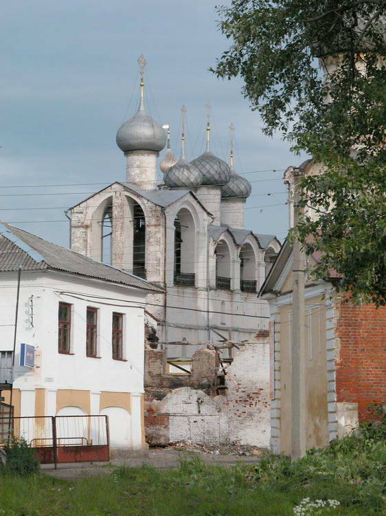 Ростов. Митрополичий двор. Церковь Входа Господня в Иерусалим в звоннице. фасады, Звонница