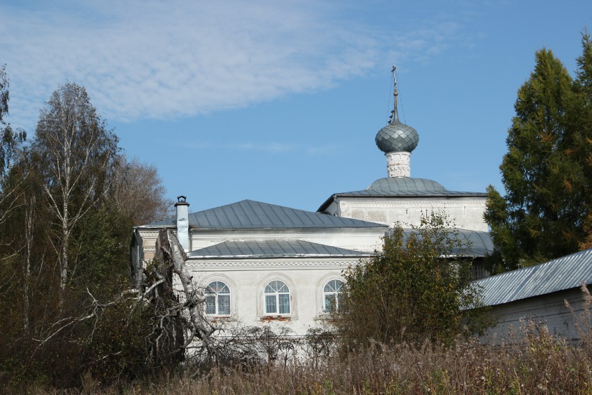 Улейма. Николо-Улейминский монастырь. Церковь Троицы Живоначальной. общий вид в ландшафте