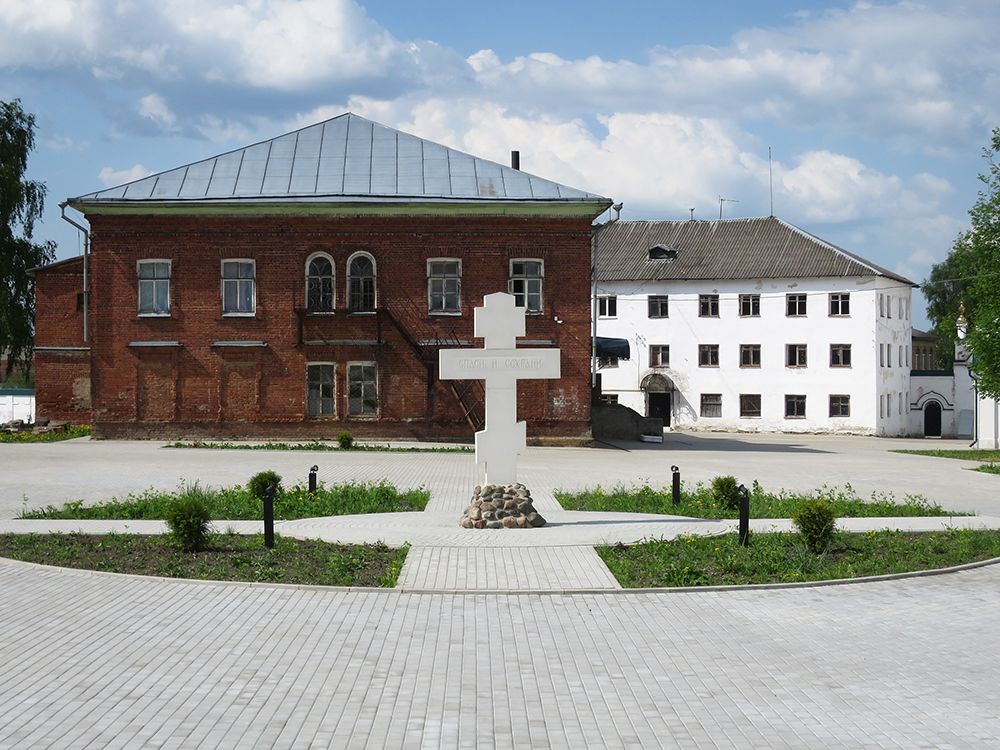 Богоявленский монастырь, Углич (Угличский район, Ярославская область). дополнительная информация, Поклонный крест в центре Богоявленского монастыря