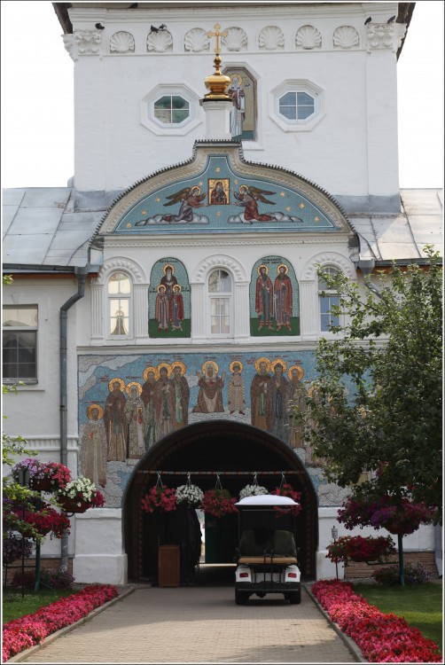 Толга. Введенский Толгский женский монастырь. Церковь Николая Чудотворца. фасады