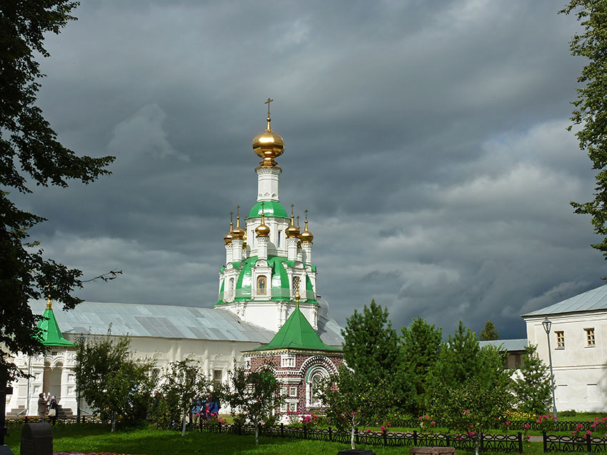 Толга. Введенский Толгский женский монастырь. Церковь Спаса Нерукотворного Образа. общий вид в ландшафте