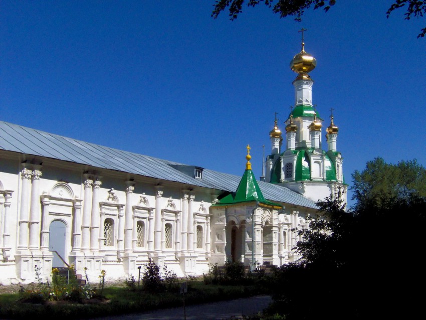 Толга. Введенский Толгский женский монастырь. Церковь Спаса Нерукотворного Образа. фасады, Спасская церковь (XVIII в) с больничными палатами для отставных чинов