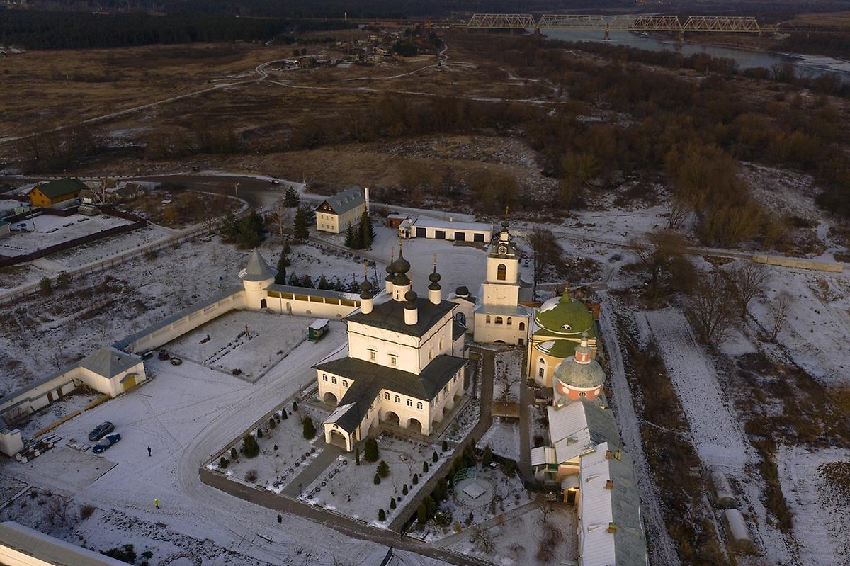 общий вид в ландшафте. Троицкий Белопесоцкий монастырь, Ступино (Ступинский городской округ, Московская область)