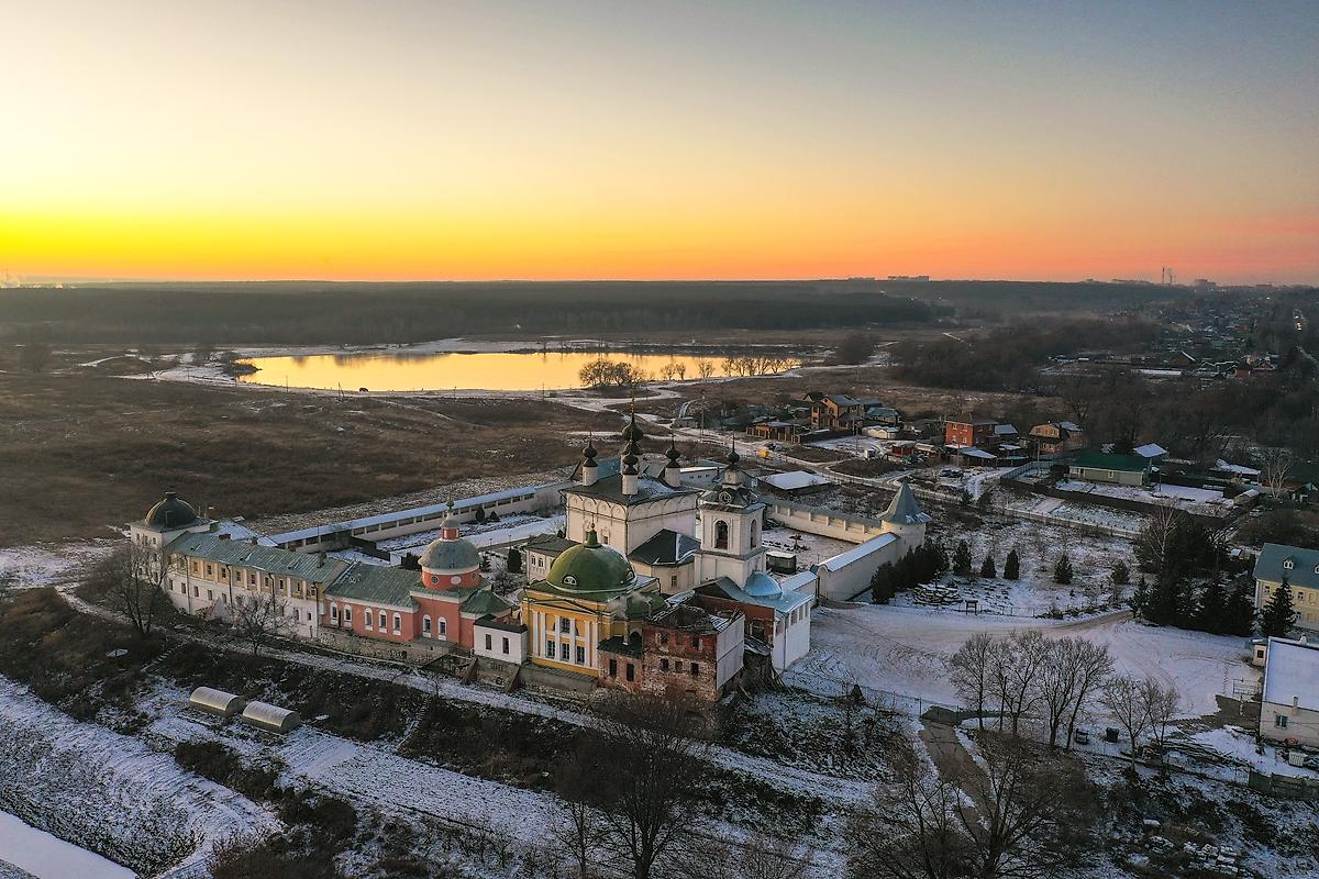 общий вид в ландшафте. Троицкий Белопесоцкий монастырь, Ступино (Ступинский городской округ, Московская область)