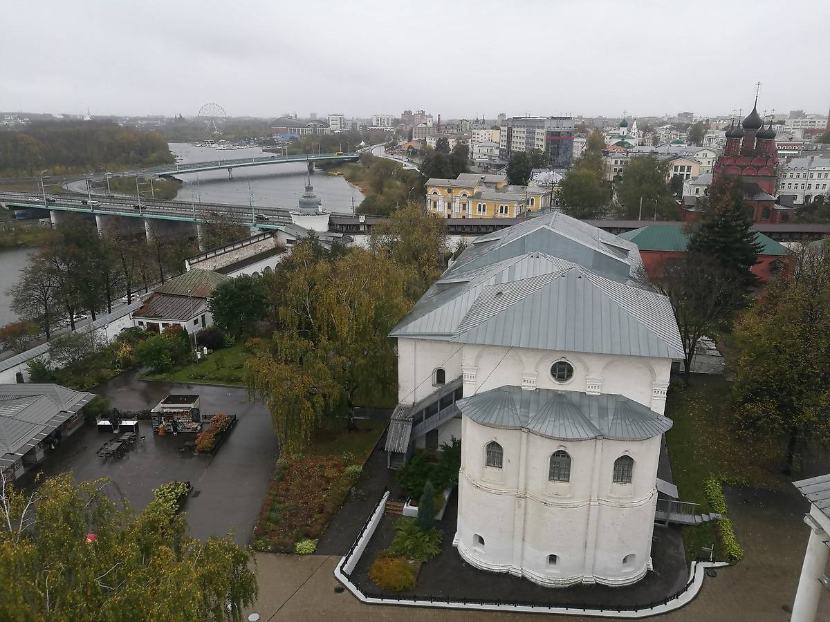 вид со звонницы, общий вид в ландшафте. Спасо-Преображенский монастырь. Церковь Воскресения Христова, Ярославль (Ярославль, город, Ярославская область)