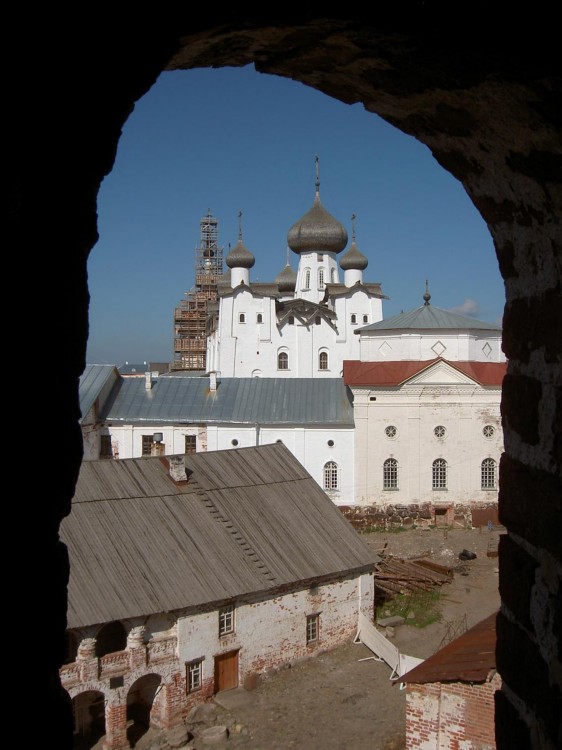 Соловецкий. Спасо-Преображенский Соловецкий монастырь. Собор Спаса Преображения. общий вид в ландшафте