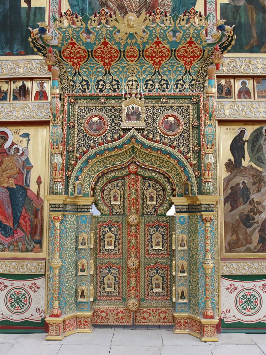 Спасо-Преображенский Соловецкий монастырь. Собор Преображения Господня, Соловецкий (Соловецкий район, Архангельская область). интерьер и убранство, Копия царских врат с «папагаями» (2002), выполненная по образцу оригинала 1633 года работы резчика Льва Иванова (хранится в МЗ «Коломенское»)