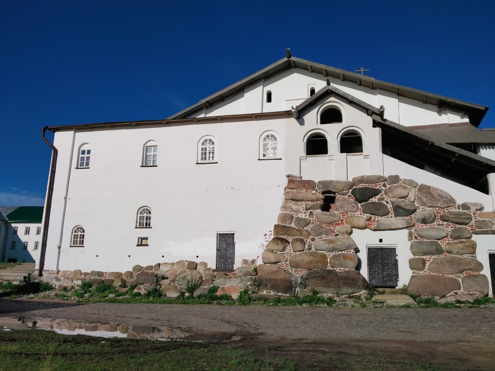 Спасо-Преображенский Соловецкий монастырь. Церковь Успения Пресвятой Богородицы, Соловецкий (Соловецкий район, Архангельская область). фасады, трапезная палата, пристроенная к церкви (западный фасад)
