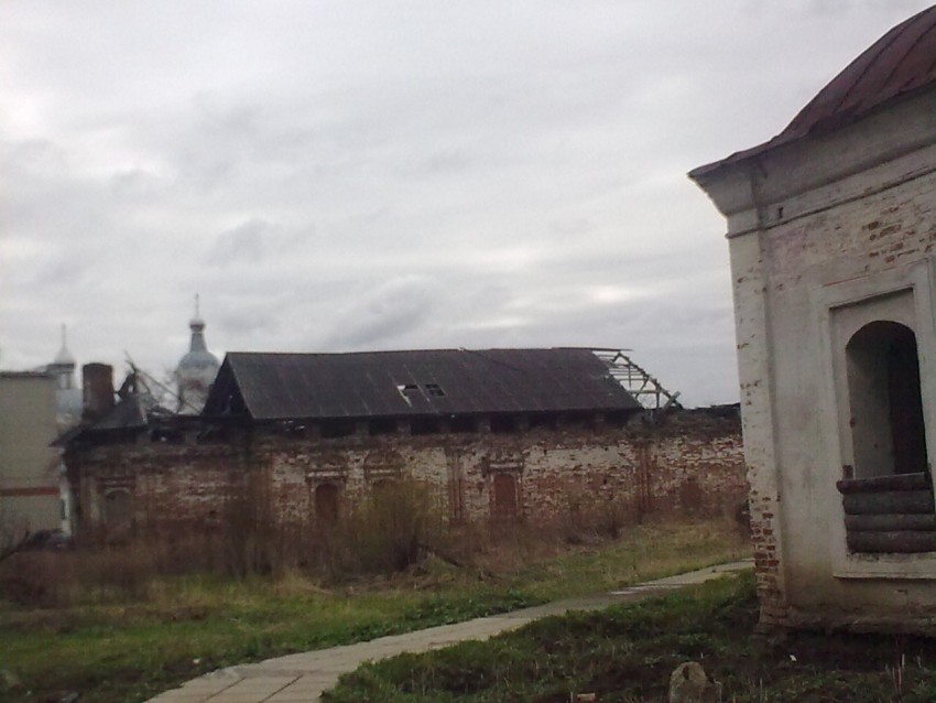 Верхотурье. Покровский женский монастырь. Церковь Покрова Пресвятой Богородицы. фасады, На первом плане Покровская церковь (старая), затем Предтеченская и на дальнем плане Покровская (новая)