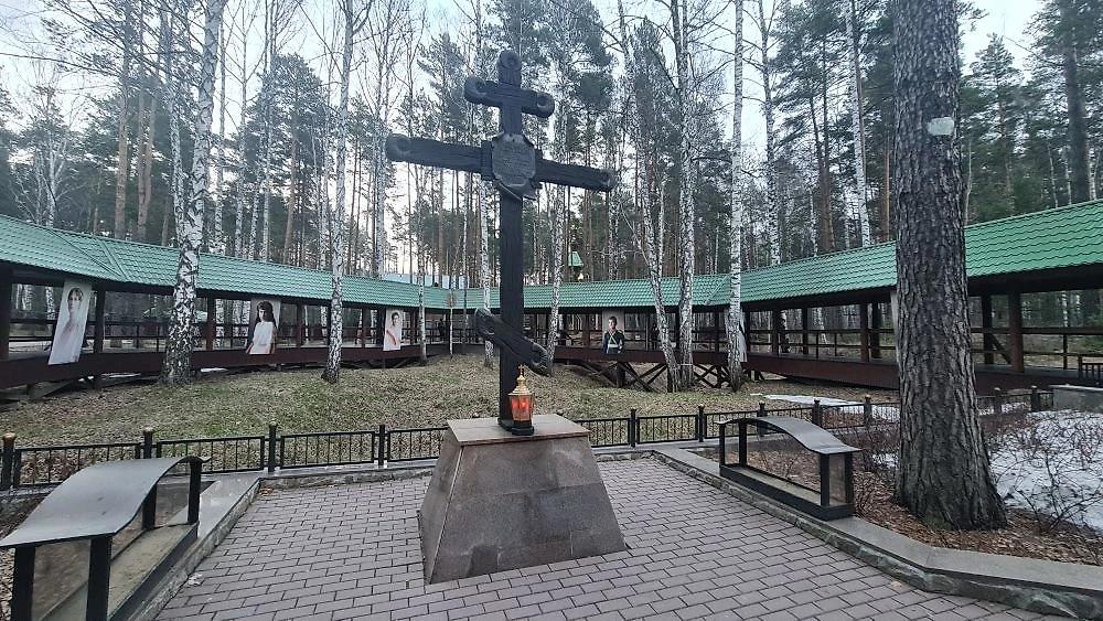 Поклонный крест , архитектурные детали. Монастырь Святых Царственных страстотерпцев. Церковь Царственных страстотерпцев, Ганина Яма (Екатеринбург, город, Свердловская область)