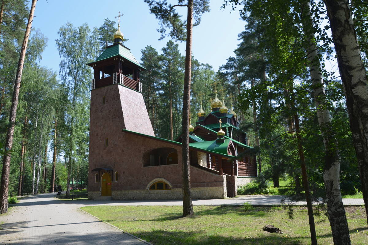 Монастырь Святых Царственных страстотерпцев. Церковь Серафима Саровского, Ганина Яма (Екатеринбург (МО город Екатеринбург), Свердловская область). фасады