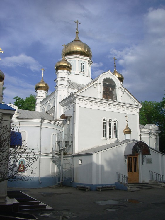 Ставрополь. Церковь Успения Пресвятой Богородицы на Успенском кладбище. общий вид в ландшафте