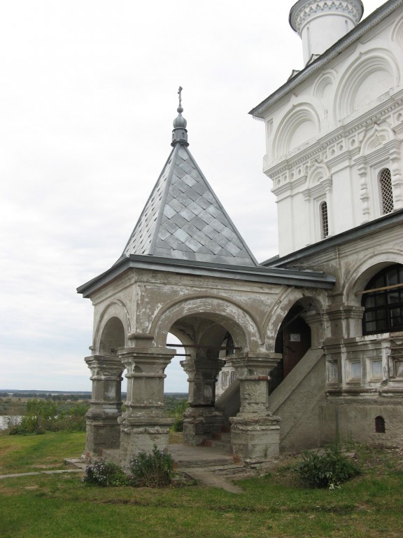 Воскресенский монастырь. Собор Воскресения Христова, Муром (Муромский район и г. Муром, Владимирская область). архитектурные детали, Крыльцо пред северными вратами основного объема собора