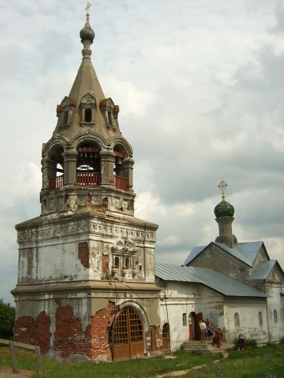 Муром. Воскресенский монастырь. Церковь Введения во храм Пресвятой Богородицы. фасады, Колокольня и церковь Введения Пресвятой Богородицы во храм (1658 г.)