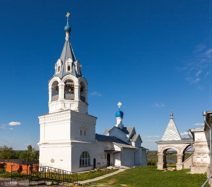 Муром. Воскресенский монастырь. Церковь Введения во храм Пресвятой Богородицы. общий вид в ландшафте