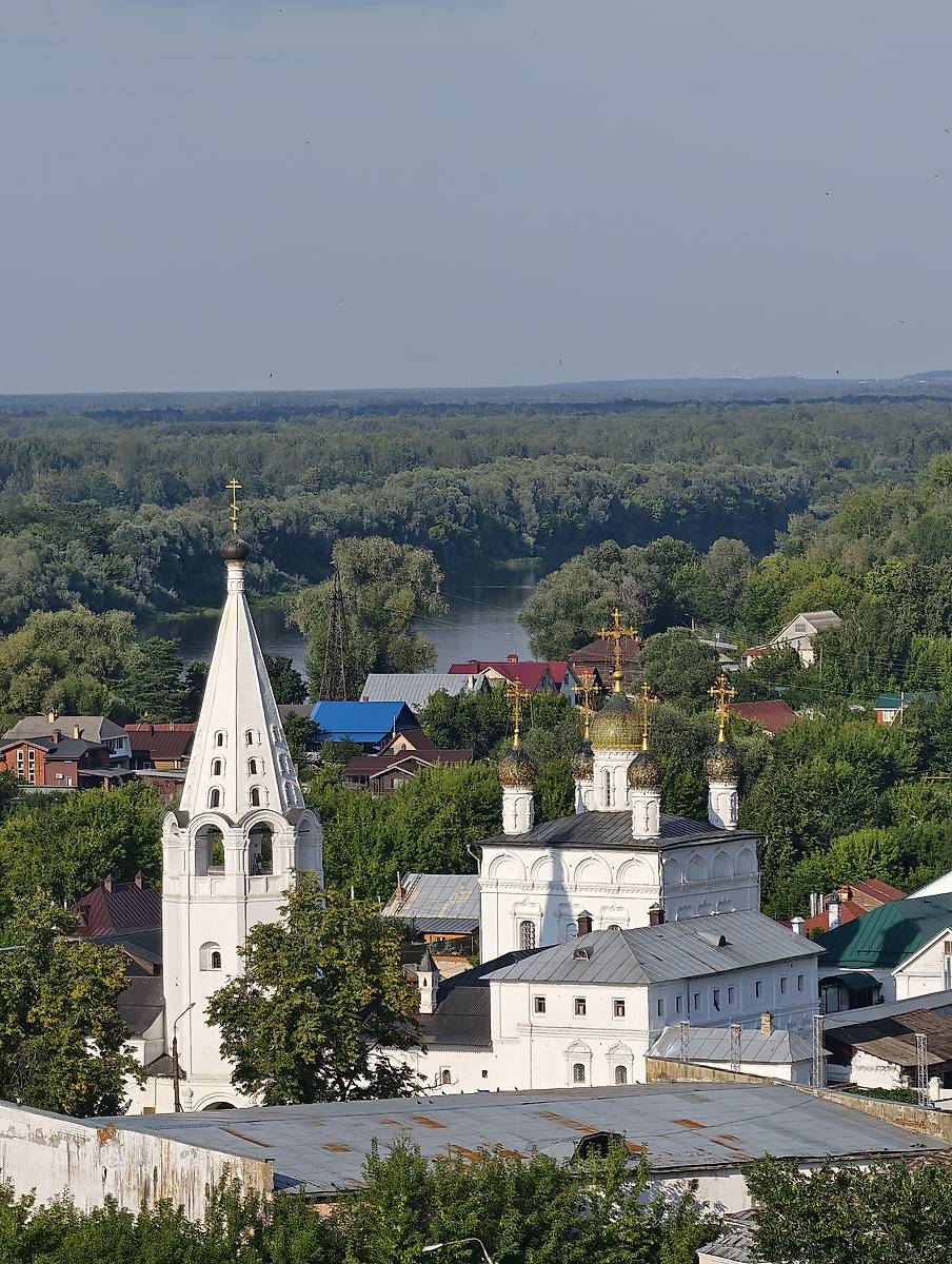 Общий вид с Юго-Запада от Троице-Никольского монастыря, общий вид в ландшафте. Сретенский женский монастырь. Церковь Сретения Господня, Гороховец (Гороховецкий район, Владимирская область)