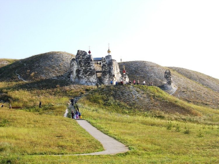 Костомарово. Костомаровский Спасский монастырь. Собор Спаса Нерукотворного Образа. общий вид в ландшафте