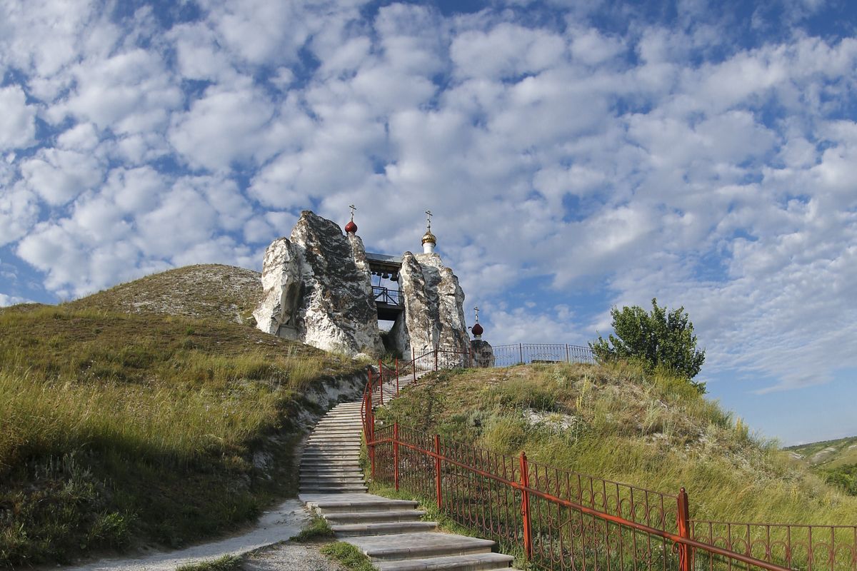 Костомаровский Спасский монастырь. Собор Спаса Нерукотворного Образа, Костомарово (Подгоренский район, Воронежская область). общий вид в ландшафте