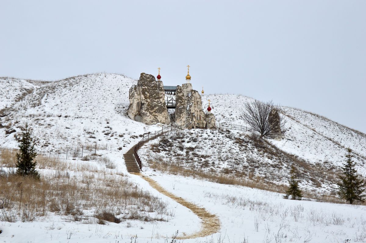 общий вид в ландшафте. Костомаровский Спасский монастырь. Собор Спаса Нерукотворного Образа, Костомарово (Подгоренский район, Воронежская область)