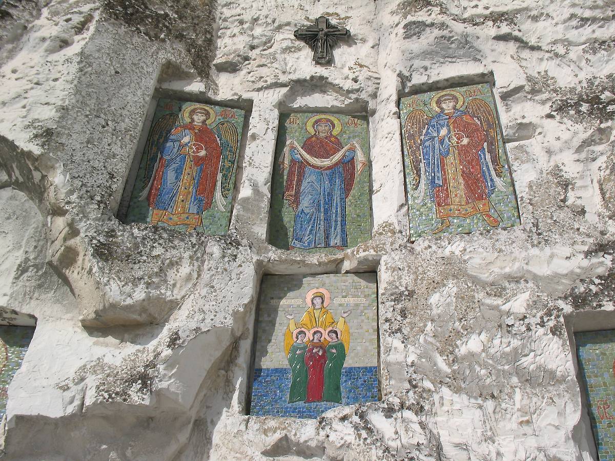 иконы над храмом, архитектурные детали. Костомаровский Спасский монастырь. Собор Спаса Нерукотворного Образа, Костомарово (Подгоренский район, Воронежская область)