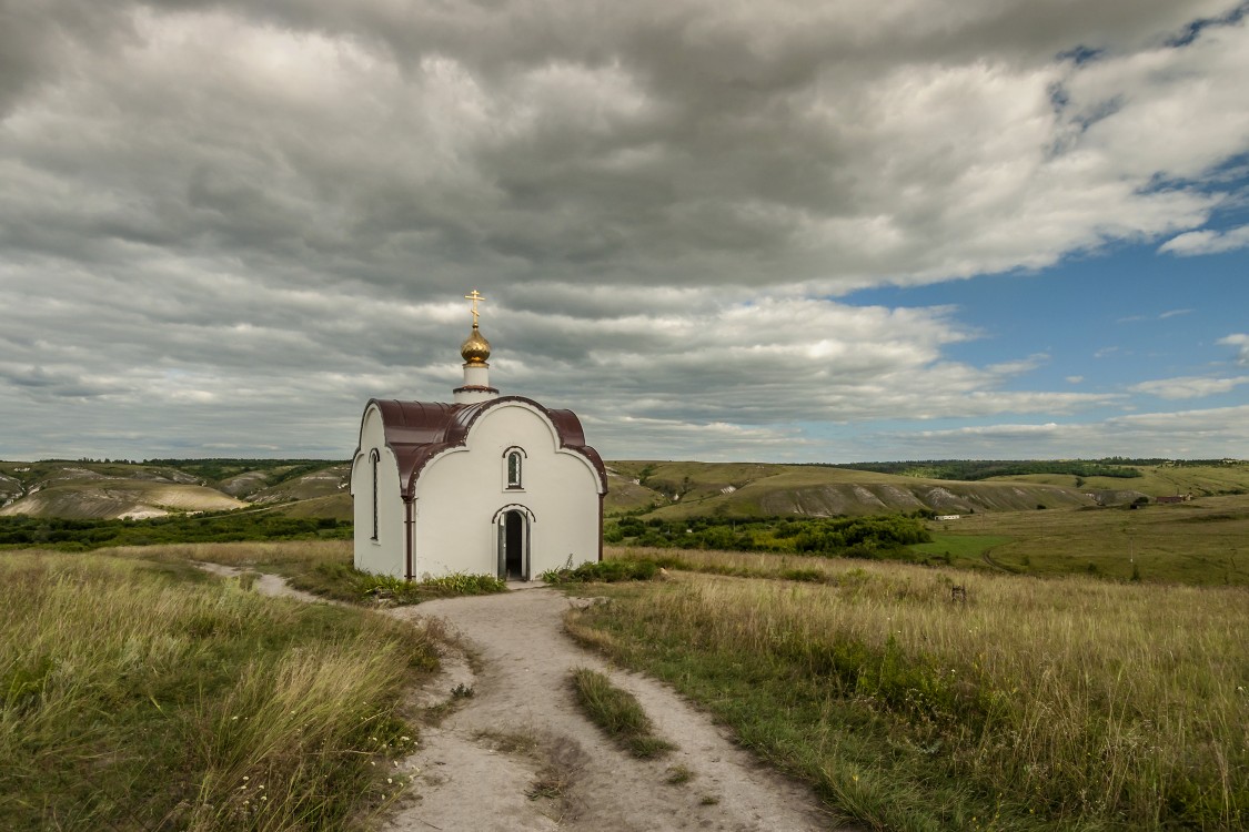 Костомаровский Спасский монастырь. Часовня Распятия Христова, Костомарово (Подгоренский район, Воронежская область). общий вид в ландшафте