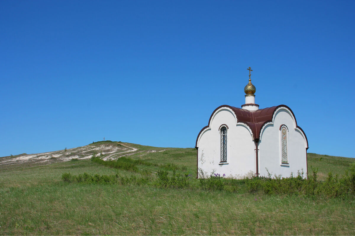 Костомаровский Спасский монастырь. Часовня Распятия Христова, Костомарово (Подгоренский район, Воронежская область). фасады, Вид на фоне горы Голгофа