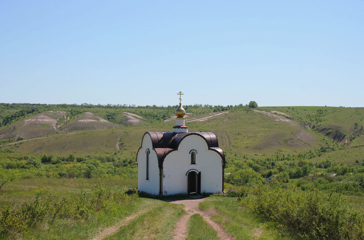 Костомаровский Спасский монастырь. Часовня Распятия Христова, Костомарово (Подгоренский район, Воронежская область). фасады, Вид с вершины, где расположена Голгофа