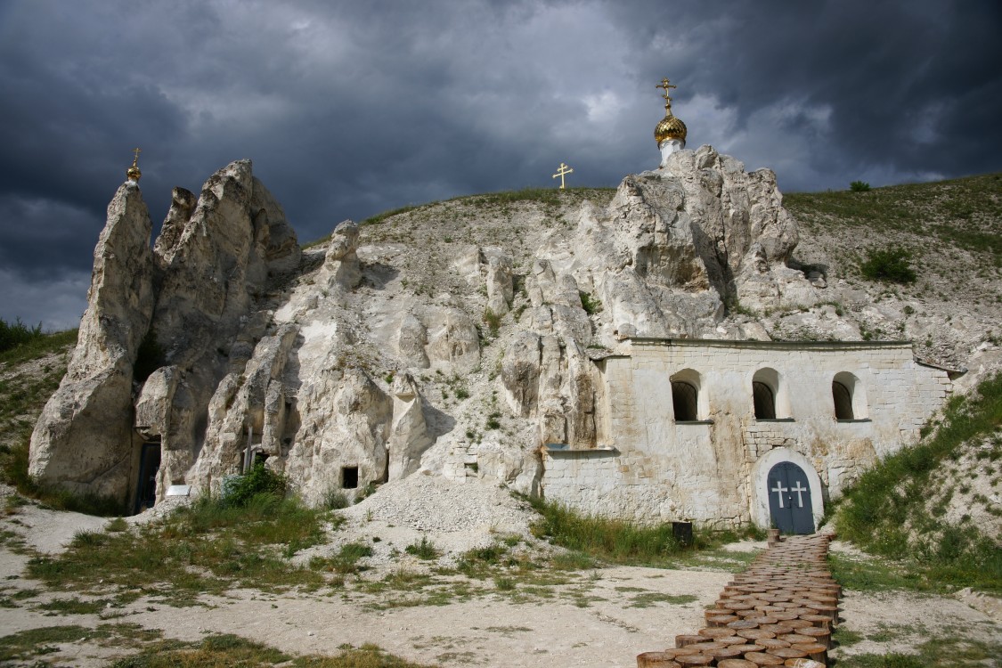 Дивногорский Монастырь, посёлок. Успенский Дивногорский мужской монастырь. Церковь Рождества Иоанна Предтечи. фасады