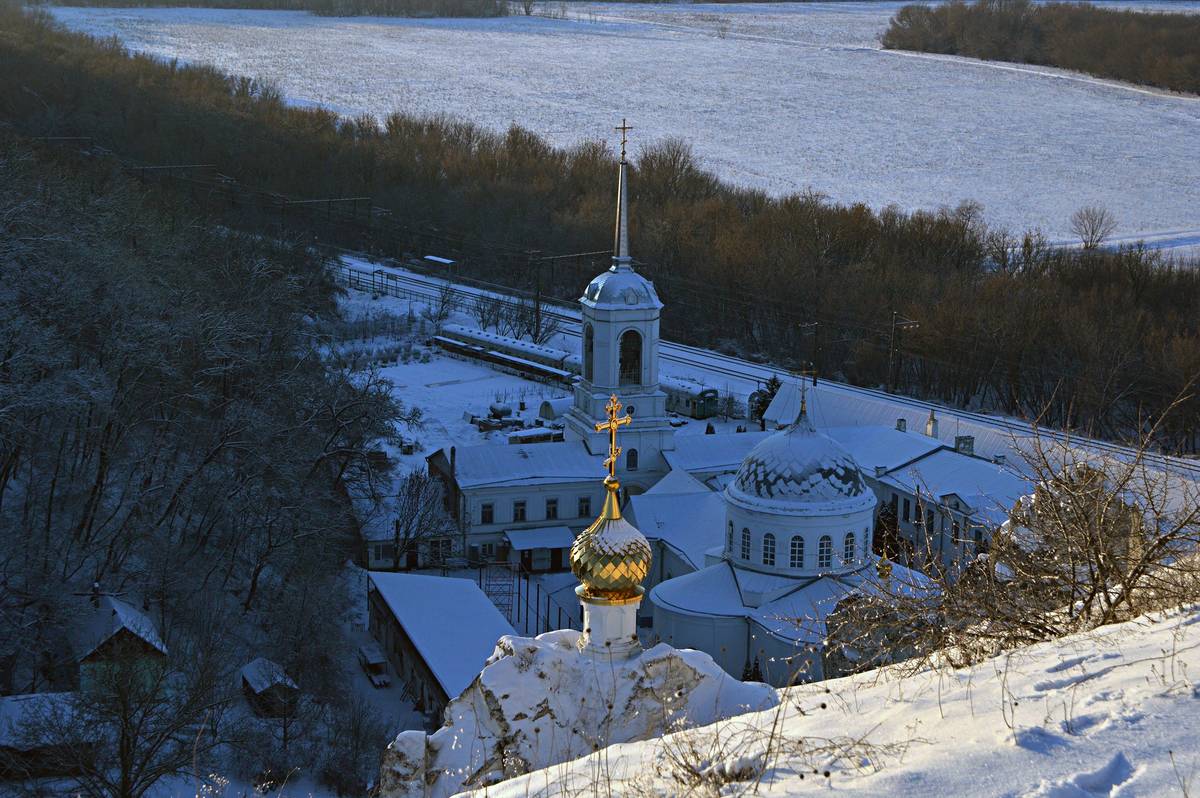 Вид на барабан с крестом с поклонного креста, архитектурные детали. Успенский Дивногорский мужской монастырь. Церковь Рождества Иоанна Предтечи, Дивногорский Монастырь, посёлок (Лискинский район, Воронежская область)