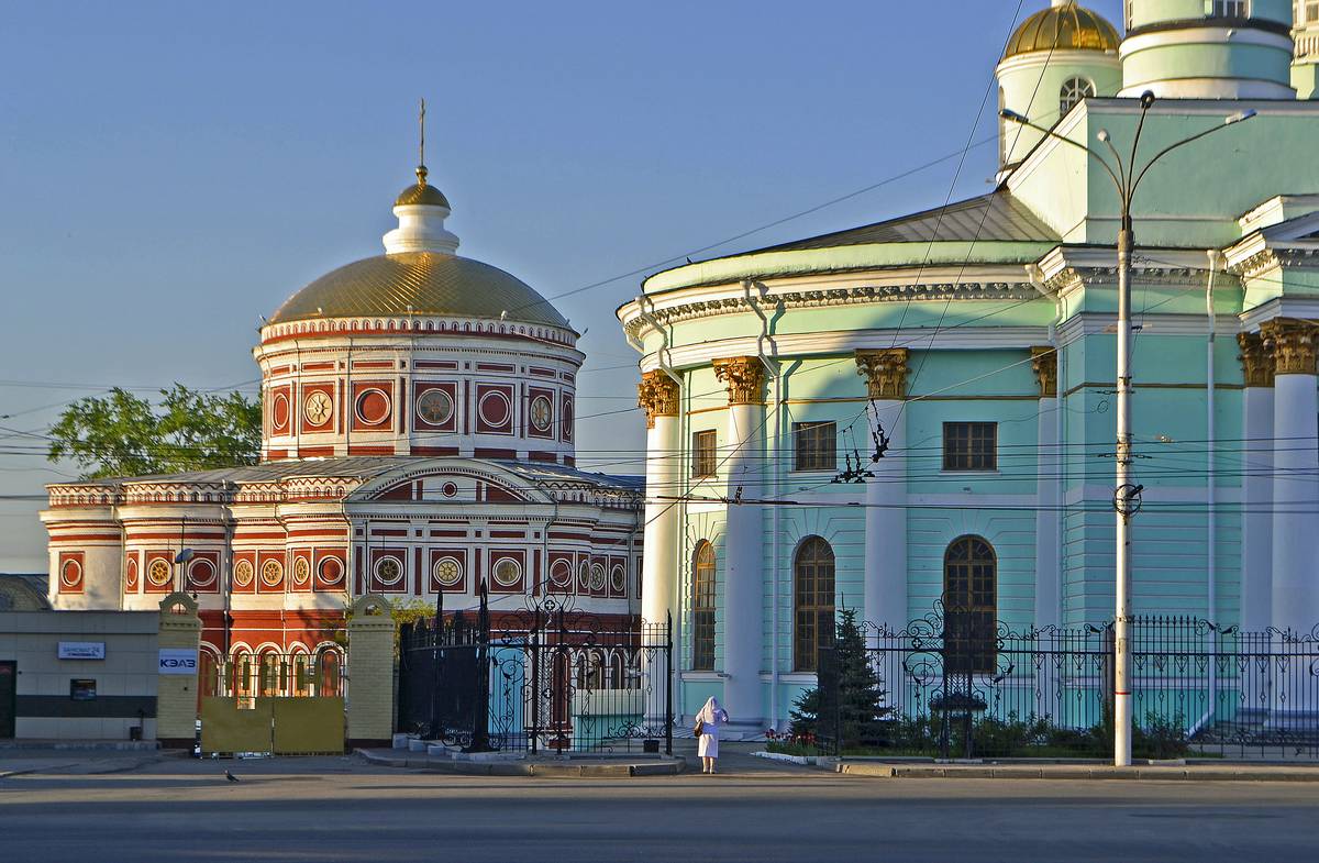 Слева- храм Воскресения Христова, справа-апсида Знаменского собора., фасады. Знаменский монастырь. Церковь Воскресения Христова, Курск (Курск, город, Курская область)