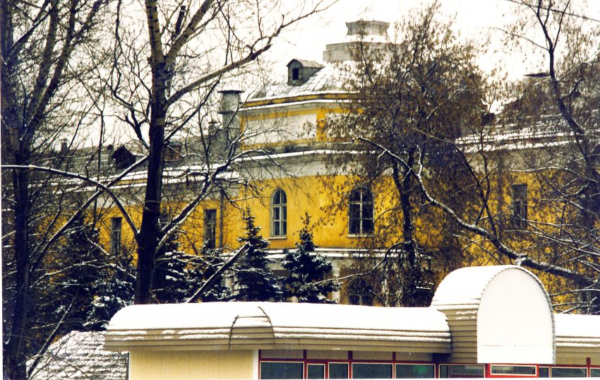 Басманный. Домовая церковь Петра и Павла при Главном военном госпитале им. Н.Н. Бурденко. фасады