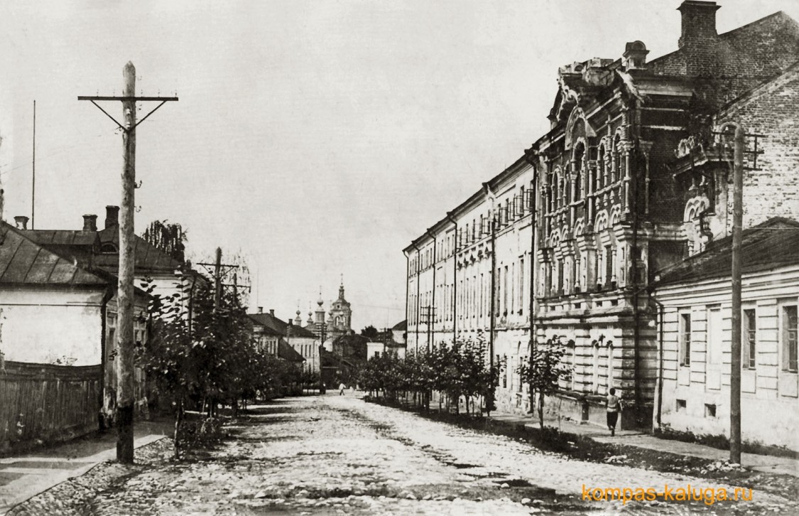 Казанский монастырь (новый). Церковь Гурия Казанского, Калуга (Калуга, город, Калужская область). архивная фотография, Храм справа, на дальнем плане виден храм Покрова на рву (источник - http://kompas-kaluga.ru/historyitem/11865/)