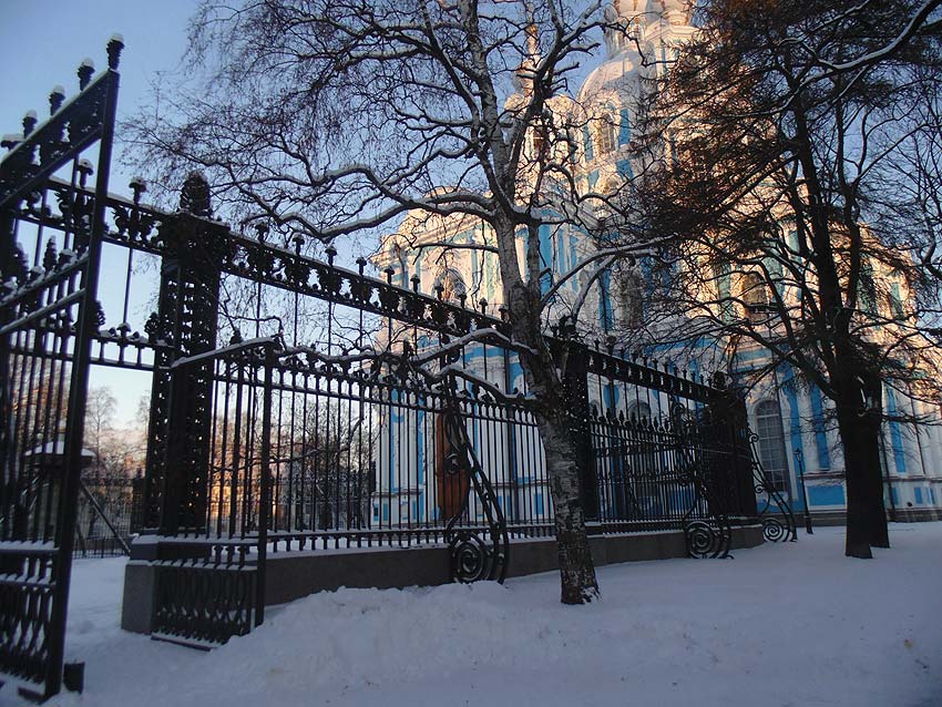Воскресенский Смольный Новодевичий монастырь, Центральный район (Санкт-Петербург, г. Санкт-Петербург). дополнительная информация, Ограда, поставленная в 1832 - 1834 гг. по проекту В.П.Стасова
