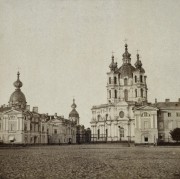 Воскресенский Смольный Новодевичий монастырь, Фотография 1860-х гг. из коллекции Эрмитажа, <a href="http://www.hermitagemuseum.org/wps/portal/hermitage/digital-collection/22.+Photos/850752/?lng=ru">http://www.hermitagemuseum.org/wps/portal/hermitage/digital-collection/22.+Photos/850752/?lng=ru</a>. Видны западные корпуса, построенные в 1832 - 1835 гг. В.П.Стасовым. Снимок сделан незадолго до изменения их фасадов по проекту П.И.Таманского.<br>, Санкт-Петербург, Санкт-Петербург, г. Санкт-Петербург