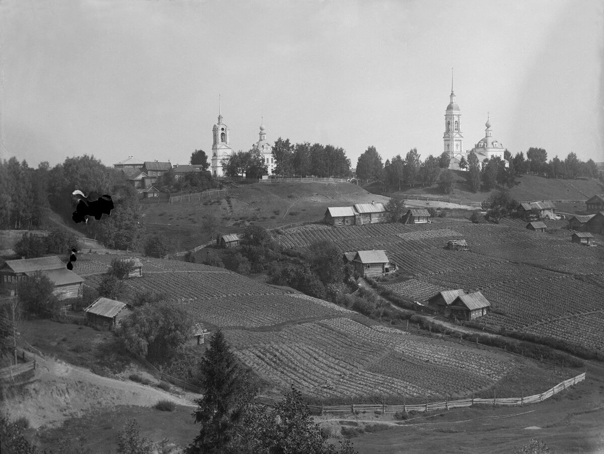 Церковь Воскресения Христова, Унжа (Макарьевский район, Костромская область). архивная фотография, Фото нач. ХХ века. Слева церковь Рождества Христова.