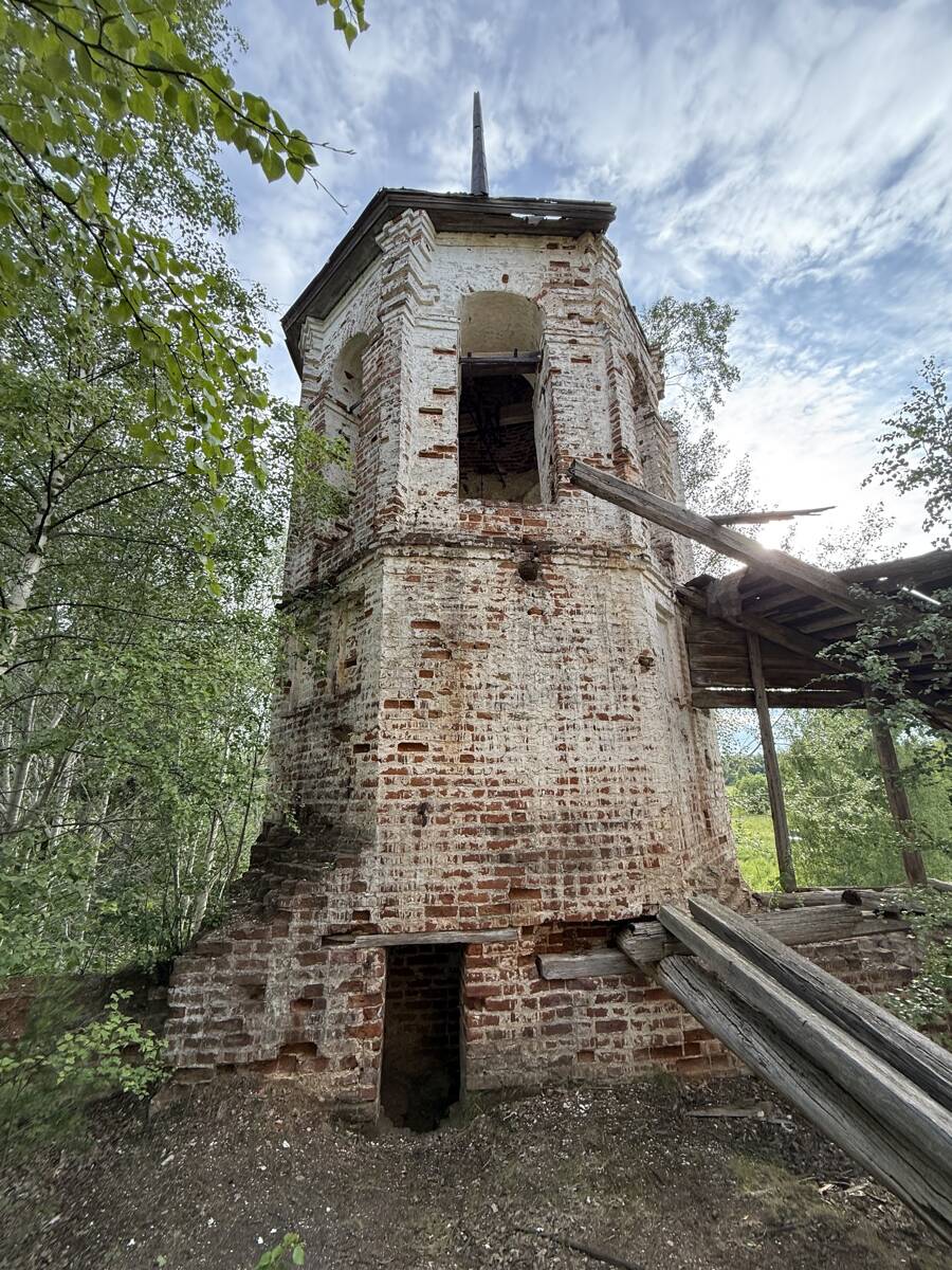 Церковь Вознесения Господня, Унжа (Макарьевский район, Костромская область). архитектурные детали, Вид на колокольню с крыши трапезной