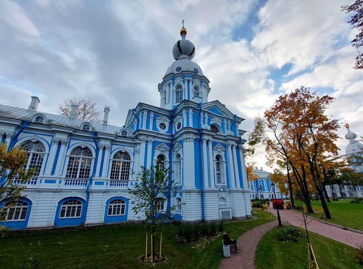 Воскресенский Смольный Новодевичий монастырь. Церковь Александра Невского при Воспитательном обществе благородных девиц (Смольном институте), Центральный район (Санкт-Петербург, г. Санкт-Петербург). фасады