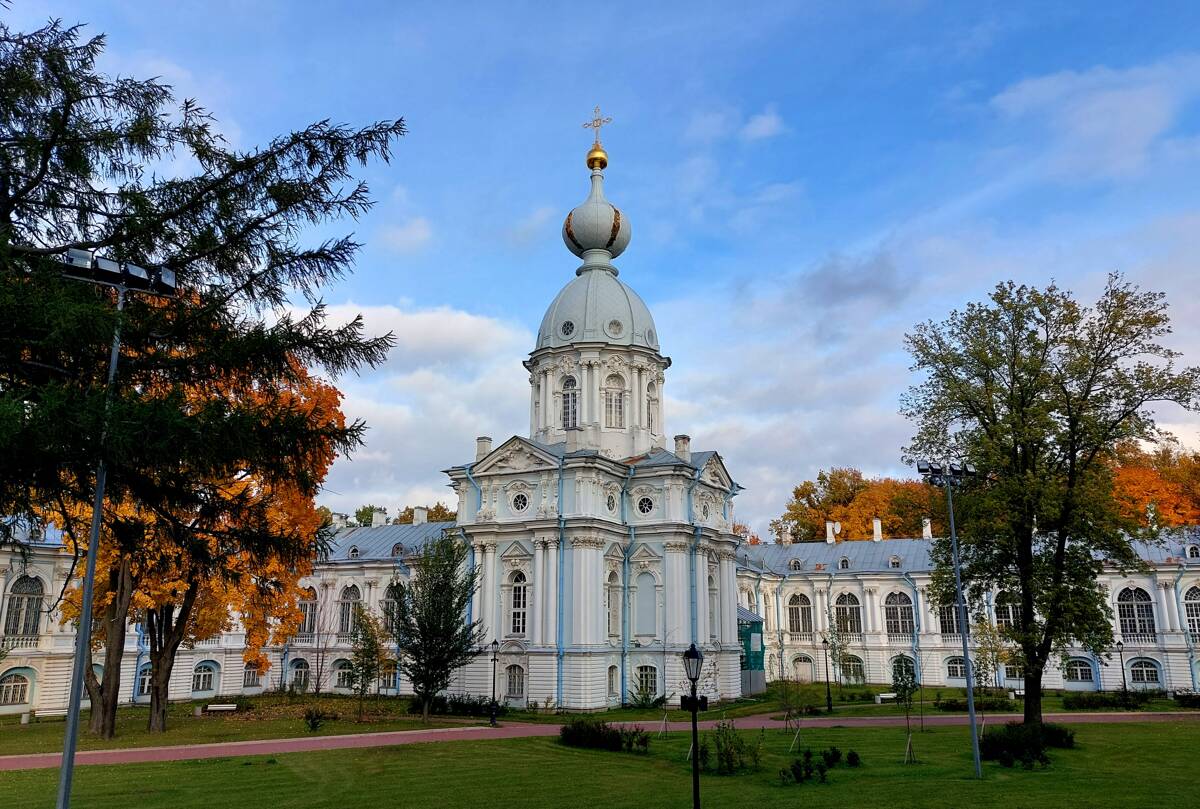 Воскресенский Смольный Новодевичий монастырь. Церковь Екатерины при Вдовьем доме, Центральный район (Санкт-Петербург, г. Санкт-Петербург). общий вид в ландшафте