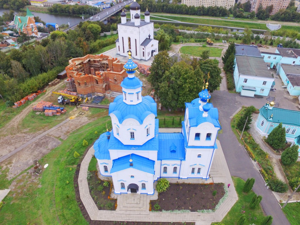 Орёл. Успенский мужской монастырь. Церковь Успения Пресвятой Богородицы (новая). общий вид в ландшафте, Вид с севера, фото с квадрокоптера.