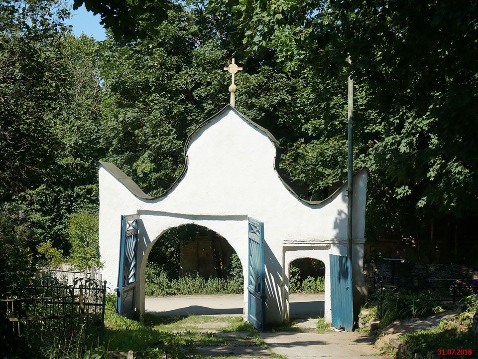 Церковь Георгия Победоносца, Сенно (Печорский район, Псковская область). дополнительная информация, Ворота