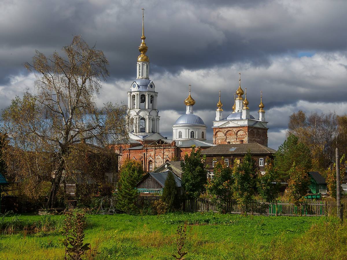 общий вид в ландшафте. Церковь Казанской иконы Божией Матери, Заозерье (Угличский район, Ярославская область)