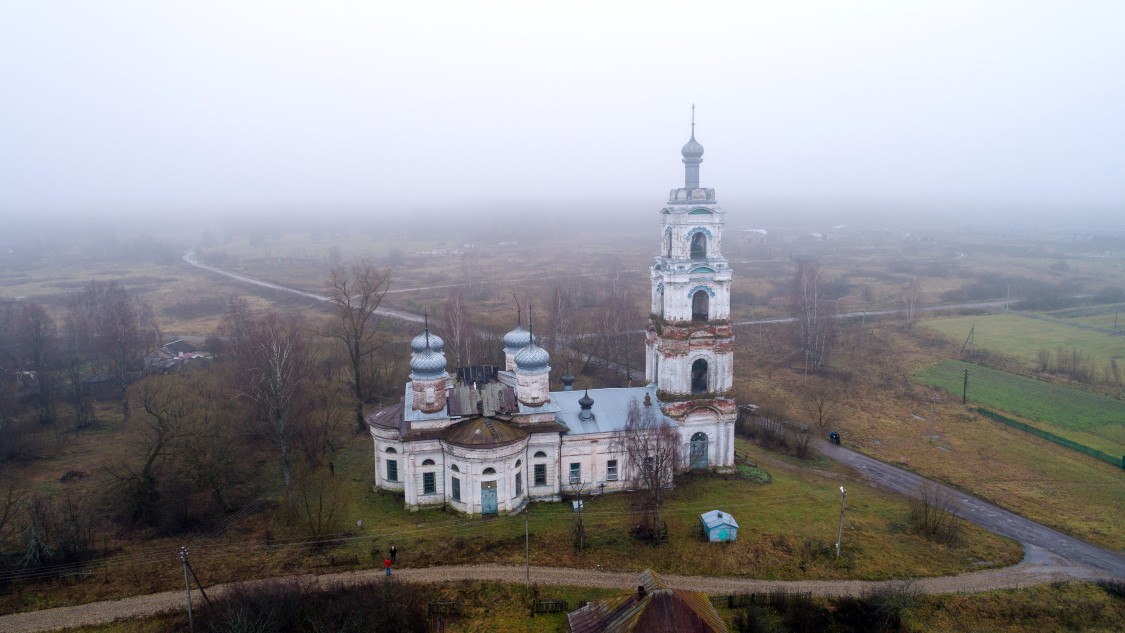 Батманы. Церковь Рождества Христова. общий вид в ландшафте