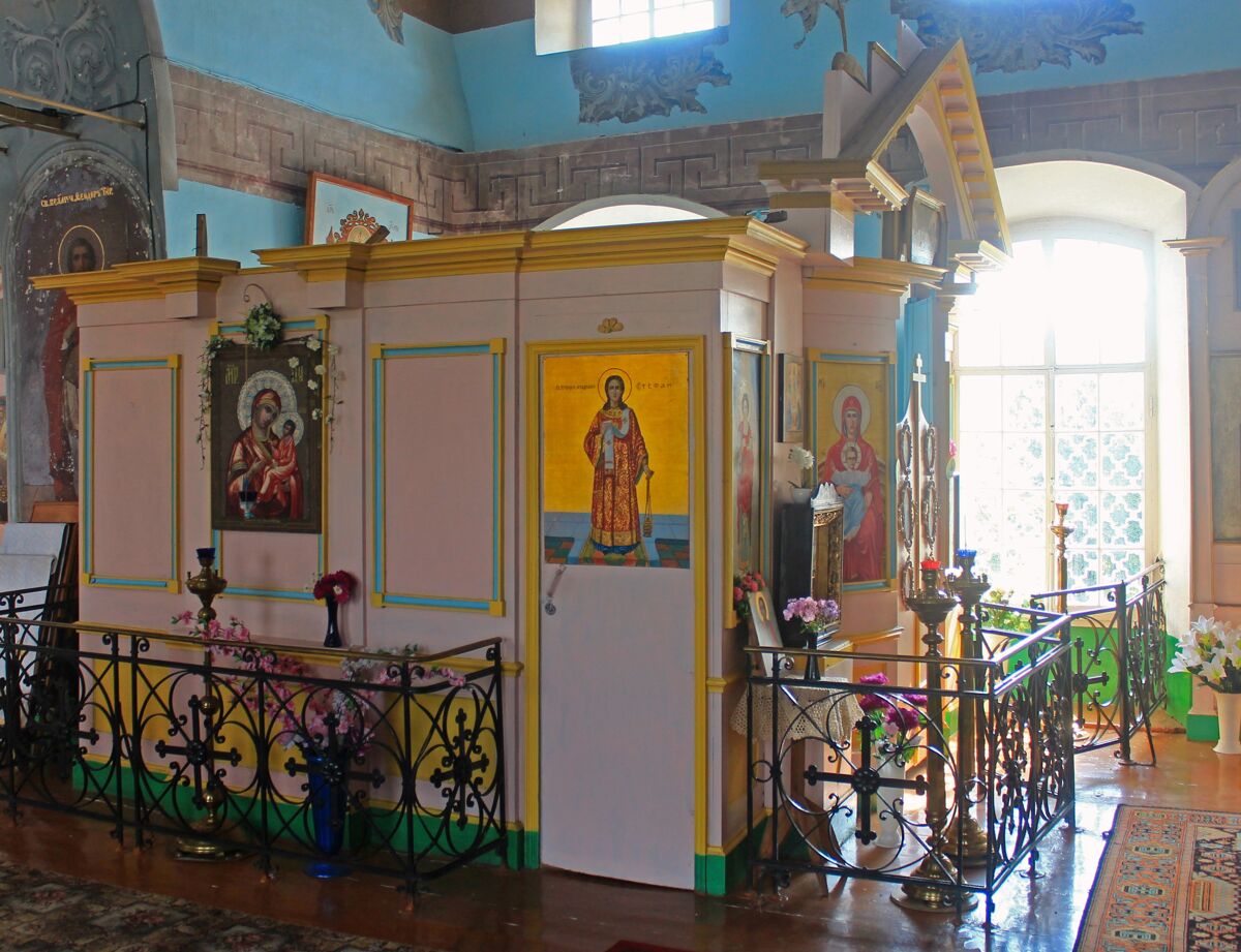 Церковь Флора и Лавра, Флоровское (Большесельский район, Ярославская область). интерьер и убранство, Придельный иконостас в трапезной верхнего храма
