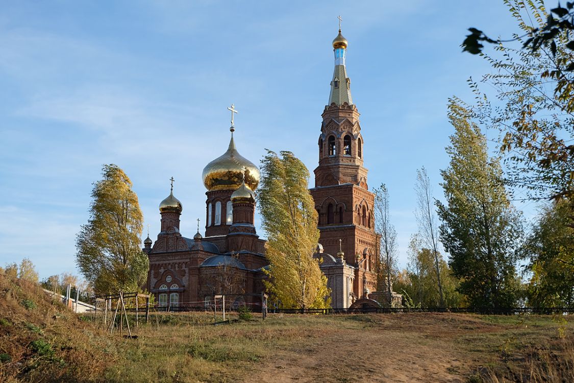 Виловатое. Церковь Михаила Архангела. общий вид в ландшафте, Вид от берега реки Самары