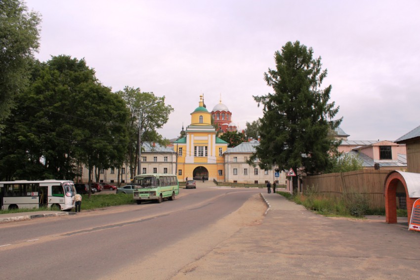 Покровский Хотьков монастырь. Надвратная церковь Митрофана Воронежского, Хотьково (Сергиево-Посадский городской округ, Московская область). общий вид в ландшафте, Вид с юга