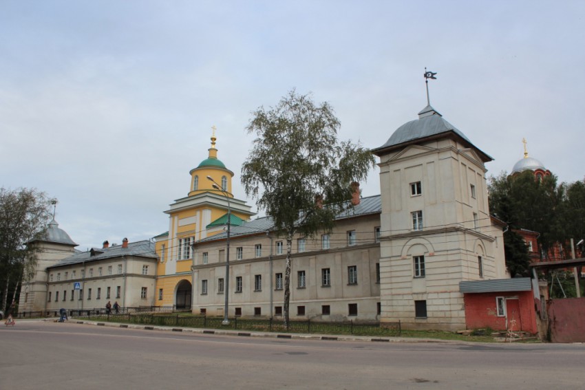 Покровский Хотьков монастырь. Надвратная церковь Митрофана Воронежского, Хотьково (Сергиево-Посадский городской округ, Московская область). общий вид в ландшафте, Вид с юго-востока