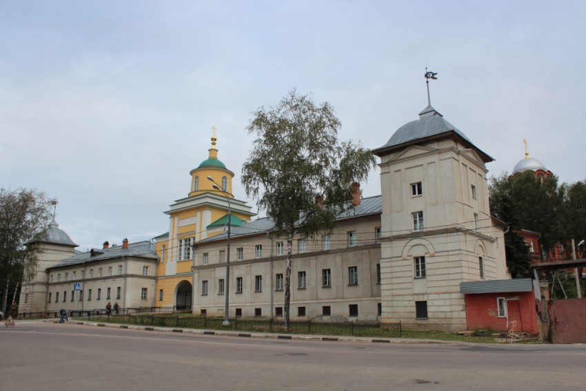 Хотьково. Покровский Хотьков монастырь. Надвратная церковь Митрофана Воронежского. общий вид в ландшафте, Вид с юго-востока