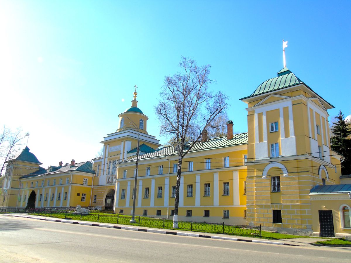 Покровский Хотьков монастырь. Надвратная церковь Митрофана Воронежского, Хотьково (Сергиево-Посадский городской округ, Московская область). общий вид в ландшафте